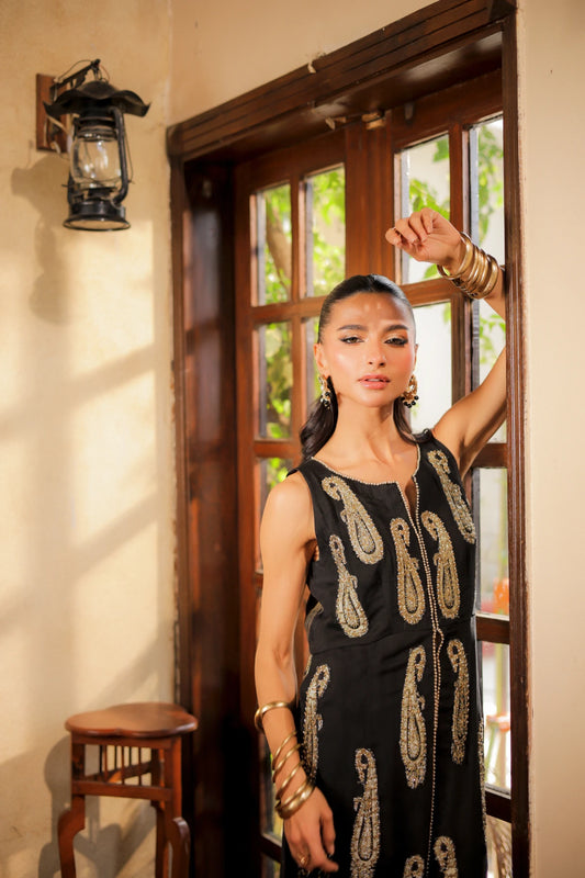 Midnight Paisley Elegance